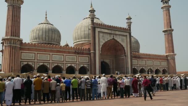 Mannen deelnemen aan gebed vergadering binnen moskee — Stockvideo