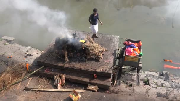 El hombre se encarga de una cremación — Vídeo de stock