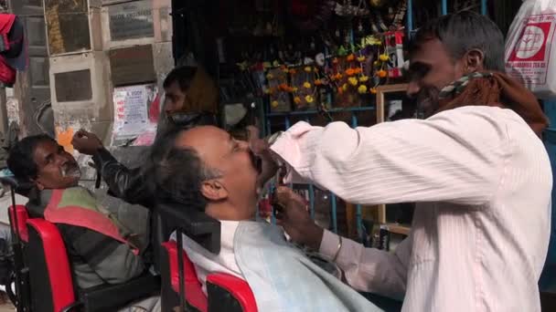 Shaving customers on the streets of Kolkata — Stock Video