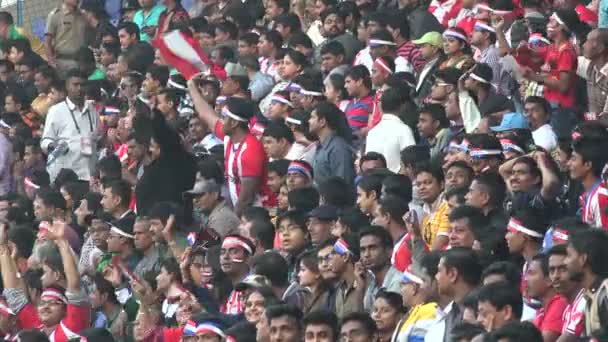 Multitud de aficionados al fútbol en un juego — Vídeo de stock