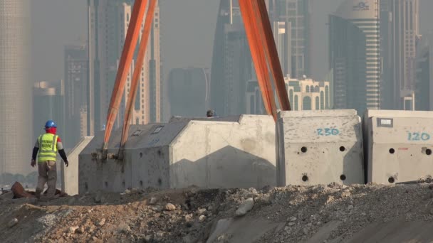 Lifting heavy concrete with a crane in Doha — Stock Video