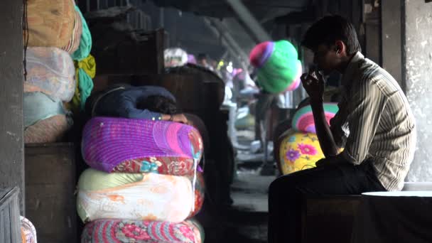 Werknemer maakt een telefoontje in Mumbai — Stockvideo