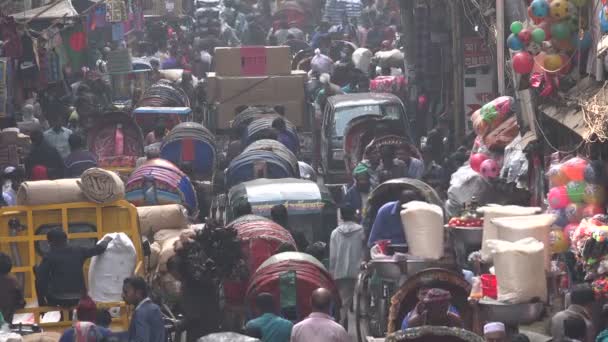 Rickshaw förare genom bazaar — Stockvideo