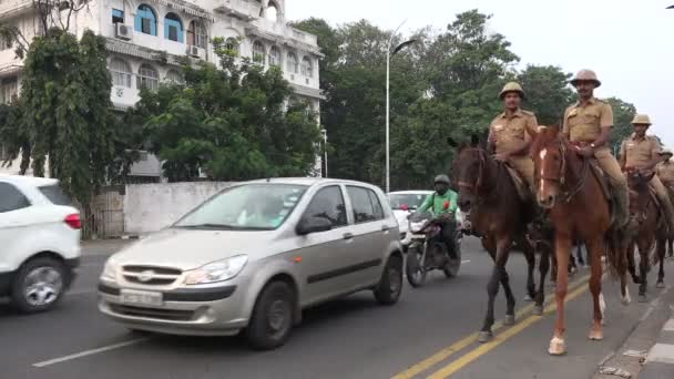 Αστυνομία έφιππος βόλτα στους δρόμους του Chennai — Αρχείο Βίντεο