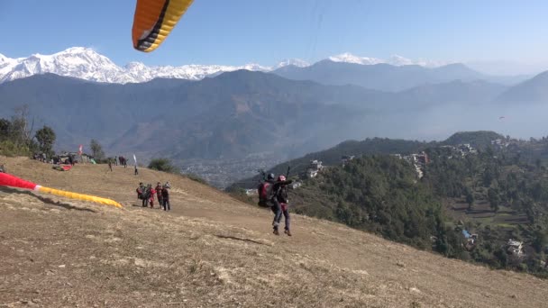 Paragliders Förbered för take off — Stockvideo