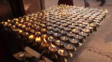 Boudhanath stupa yakınında mum alevleri