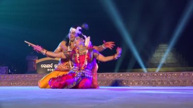 bir festivalinde sahnede dans performans