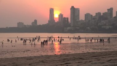 insanlar chowpatty Sahil gün batımında ziyaret.
