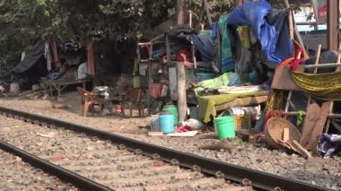 Kalküta, Hindistan - 8 Aralık 2014: kimliği belirsiz kişi yaşıyor Kalküta, Hindistan 8 Aralık, 2014 yılında demiryolu hattı boyunca geçici konut