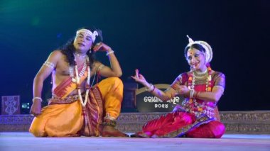 bir festivalinde sahnede dans performans
