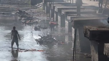 İnsanlar merhuma son saygılarını sunuyorlar.