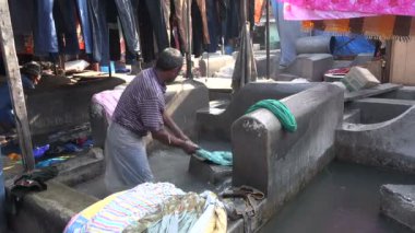 Erkekler giyim temizler