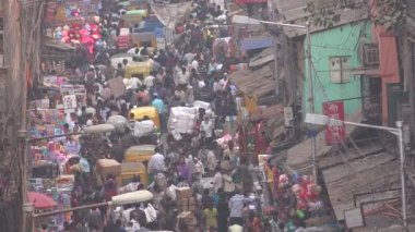 insanlar ticari sokakta yürümek