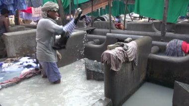 Erkekler giyim temizler