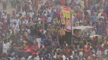 Performans Dussehra sırasında nefes yangın