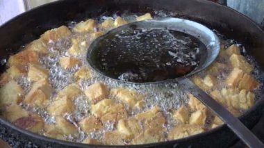 bir tavada gıda kızartma