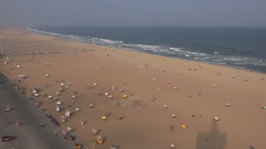 Marina Beach kalabalık plaj