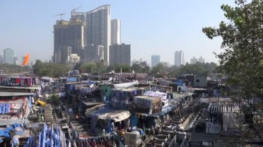 dhobi ghat giysi kurutma孟买，印度-2014 年 11 月 8 日: 在孟买其他出路西高止山脉的概述。其他出路西高止山脉而闻名，其大量的工人清洗服装和其他纺织品从 11 月 8 日市各地