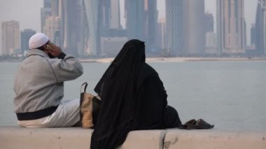 Doha, Katar'da kıdemli bir çift