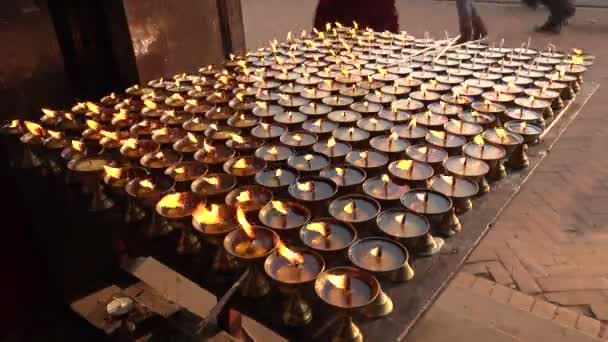 Lángjai gyertyák közelében boudhanath sztúpa — Stock videók