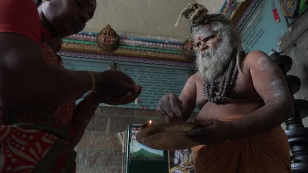 Guru bernyanyi selama upacara Hindu — Stok Video