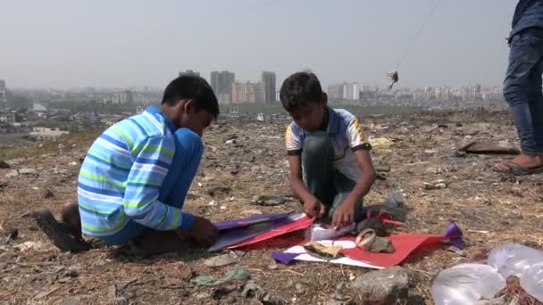 Niños juegan con cometas — Vídeo de stock