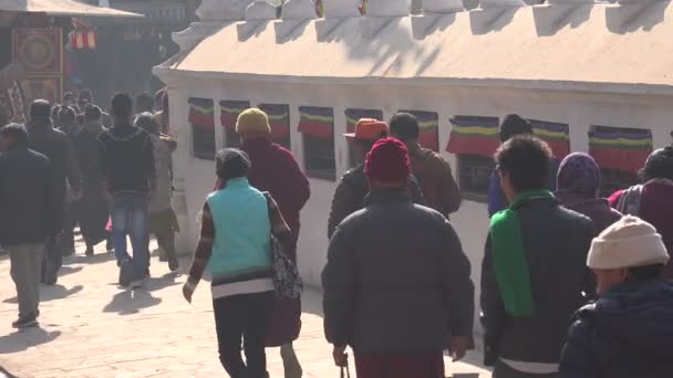 Bezoekers lopen rond de Boudhanath Stupa — Stockvideo