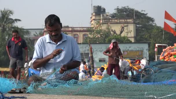 Unidentified men repair fishing nets — Stock Video