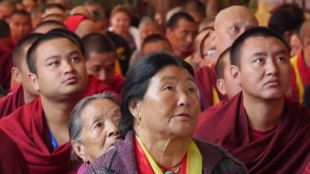 Devotos ouvem um discurso do Dalai Lama — Vídeo de Stock