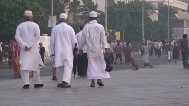 Три мусульманина идут по улице — стоковое видео