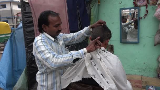 Barber cuts a mans hair — Stock Video