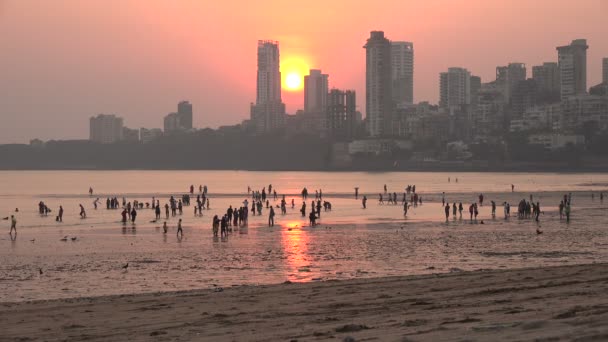 Lidé navštěvují chowpatty pláž při západu slunce — Stock video