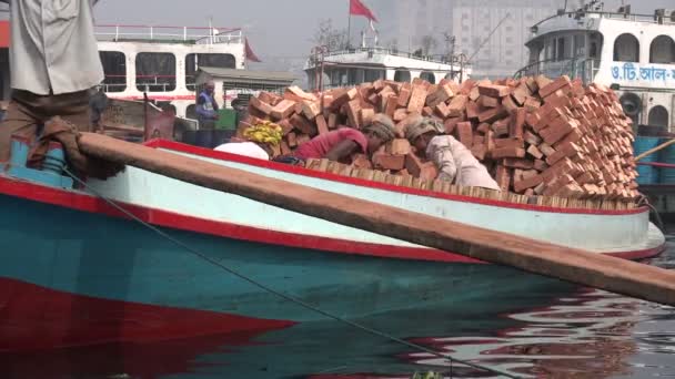 Trabalhadores carrega uma cesta pesada de tijolos — Vídeo de Stock