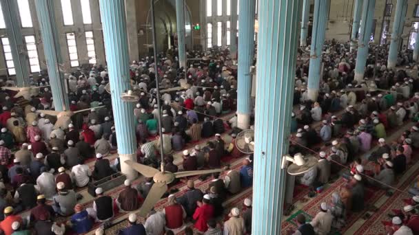 Hombres se preparan para la oración del viernes — Vídeo de stock