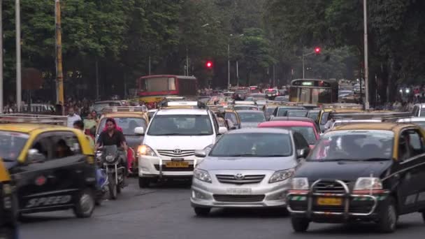 Mumbai saatinde trafik — Stok video