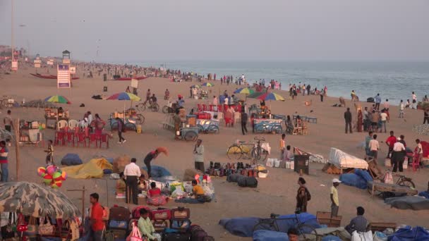 人们访问普里印度的海滩 — 图库视频影像