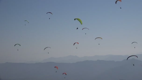 Paragliders cirkelen in de lucht in Nepal — Stockvideo