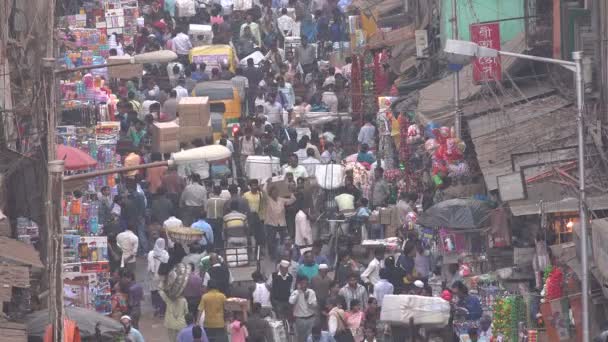 La gente camina por la calle comercial — Vídeos de Stock