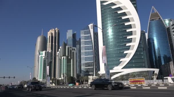 Verkehr rast auf Doha-Skyline zu — Stockvideo