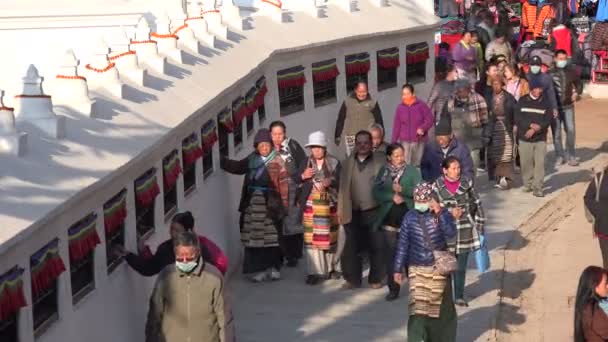 Peregrinos caminham ao redor da estupa Boudhanath — Vídeo de Stock