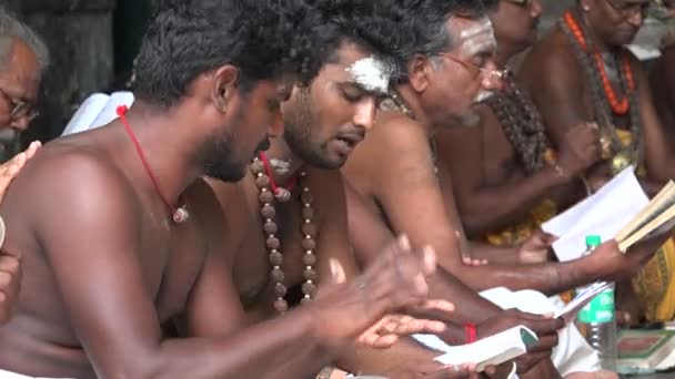 Persone che cantano durante una cerimonia indù — Video Stock