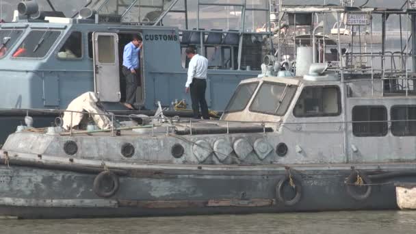 海关快艇停泊在河 — 图库视频影像