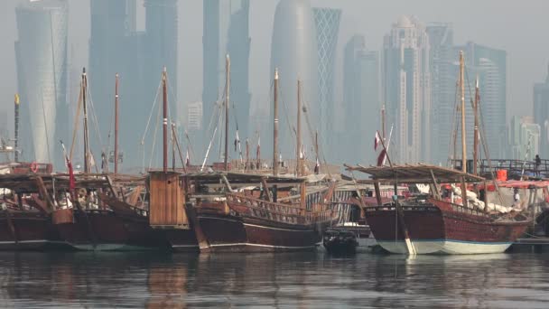 Embarcações de skyline e dhow Doha — Vídeo de Stock