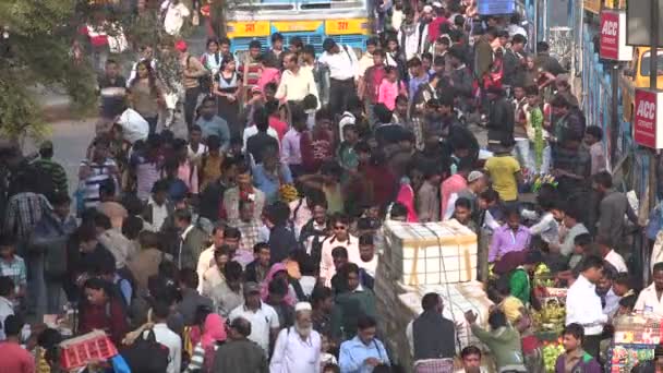 Pasajeros en la estación de ferrocarril de Calcuta — Vídeo de stock