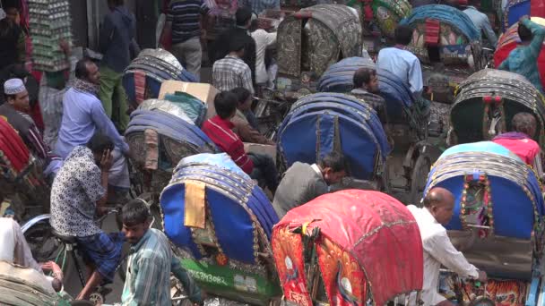 Rickshaw jinetes a través de bazar — Vídeo de stock