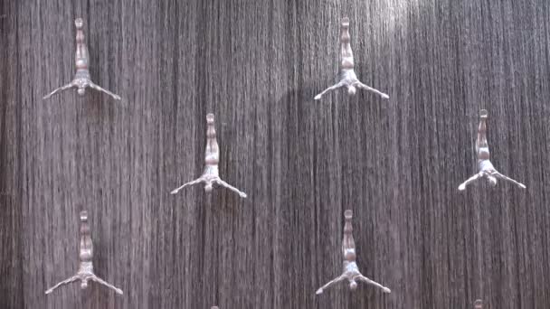 Estátuas parecem mergulhar na frente de uma cachoeira — Vídeo de Stock