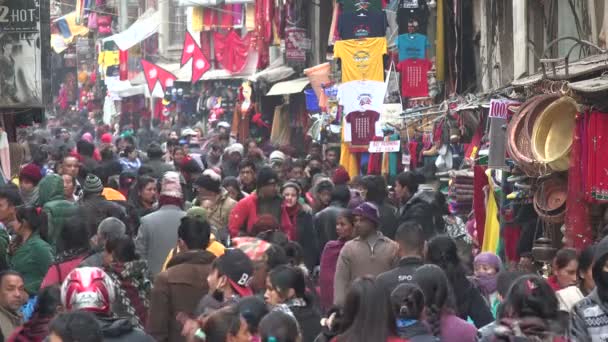 Shoppers walk through the streets — Stock Video