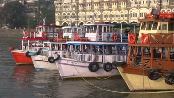 Toeristische vaartuigen bij taj mahal hotel in mumbai — Stockvideo