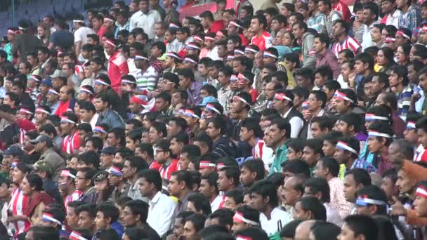 Multitud de aficionados al fútbol en un juego — Vídeo de stock