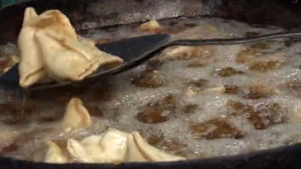 古典的なサモサを揚げる — ストック動画